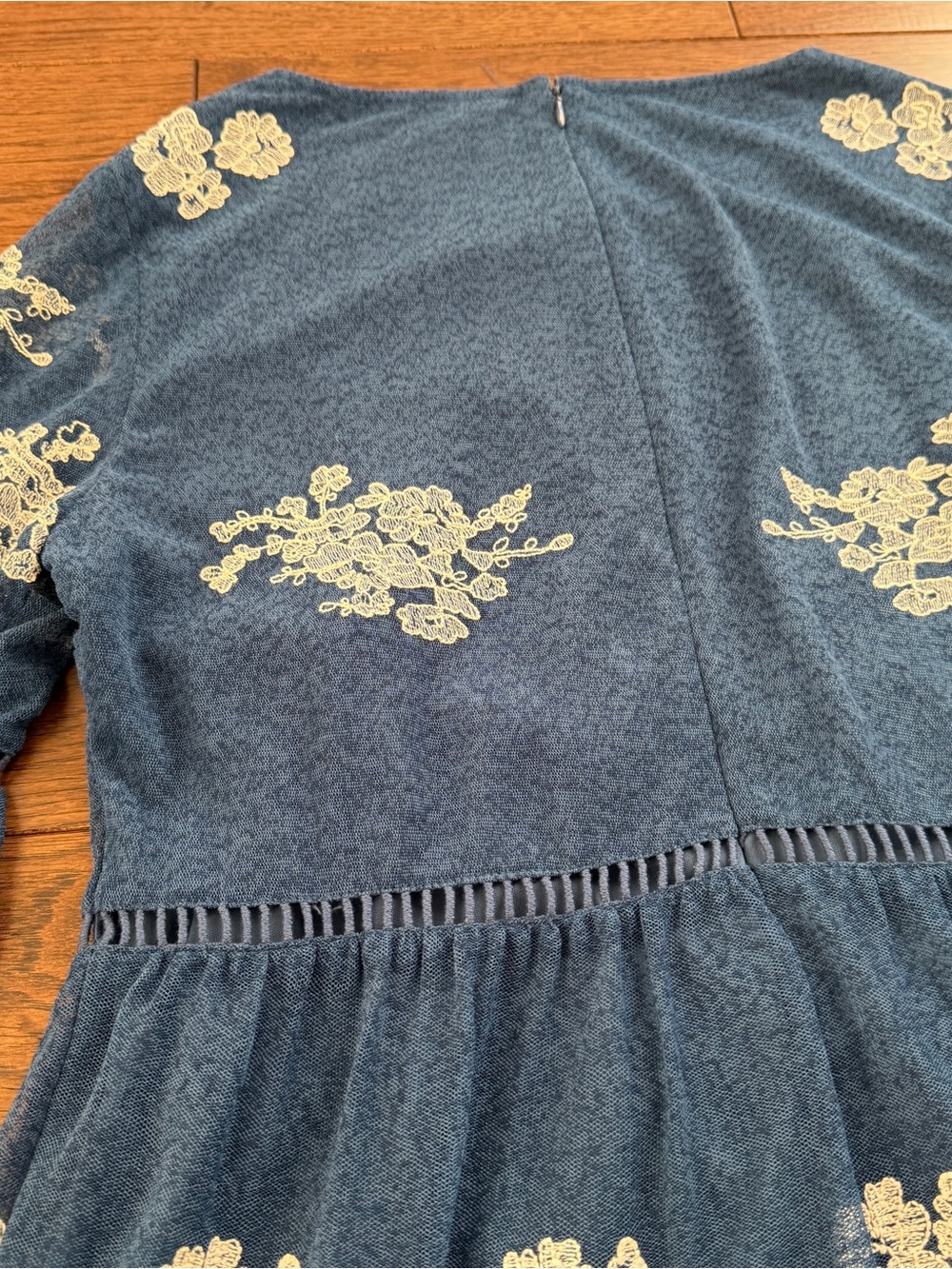 John Mark Fleur in Bloom Embroidered Navy Lace Bell-Sleeve Blouse Size Medium - Picture 6 of 7
